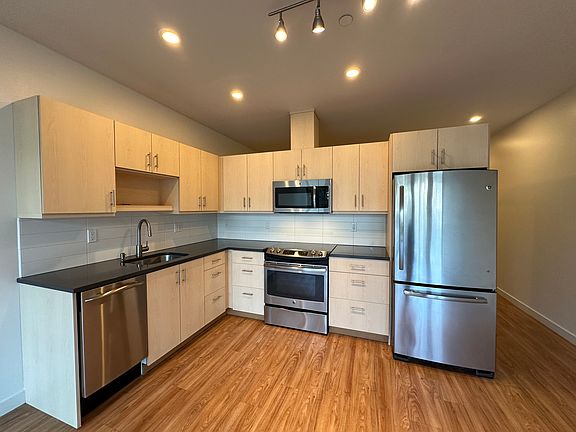 4th image of 109 12th Ave E #203