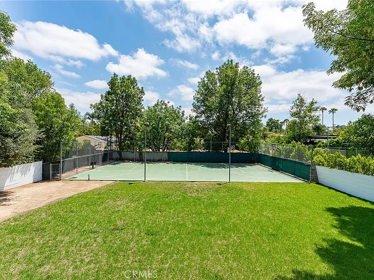22904 Calvert St — Photo 33