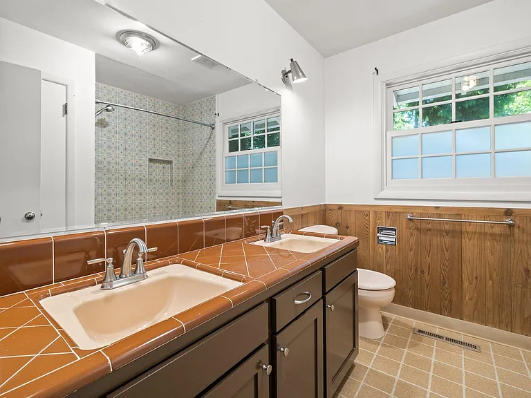 110 Laurel St — Photo 15