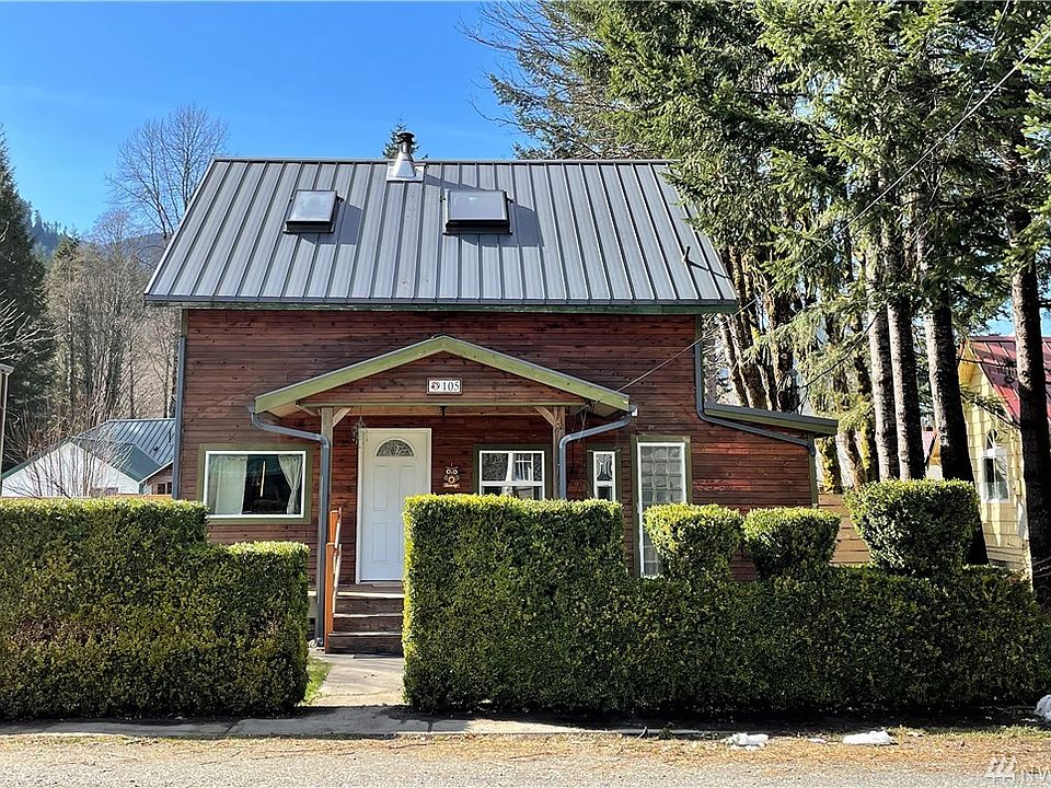 Beautifully updated historic home in Skykomish with a train hedge