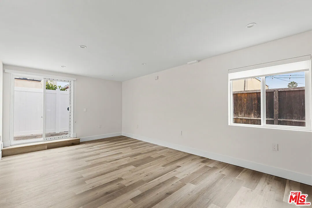 2 bed, 2.5 bath, 1300 sqft, $4,800 — Photo 2