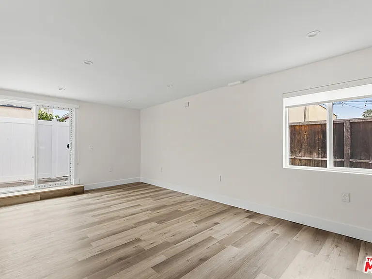 546 N Genesee Ave — Photo 2