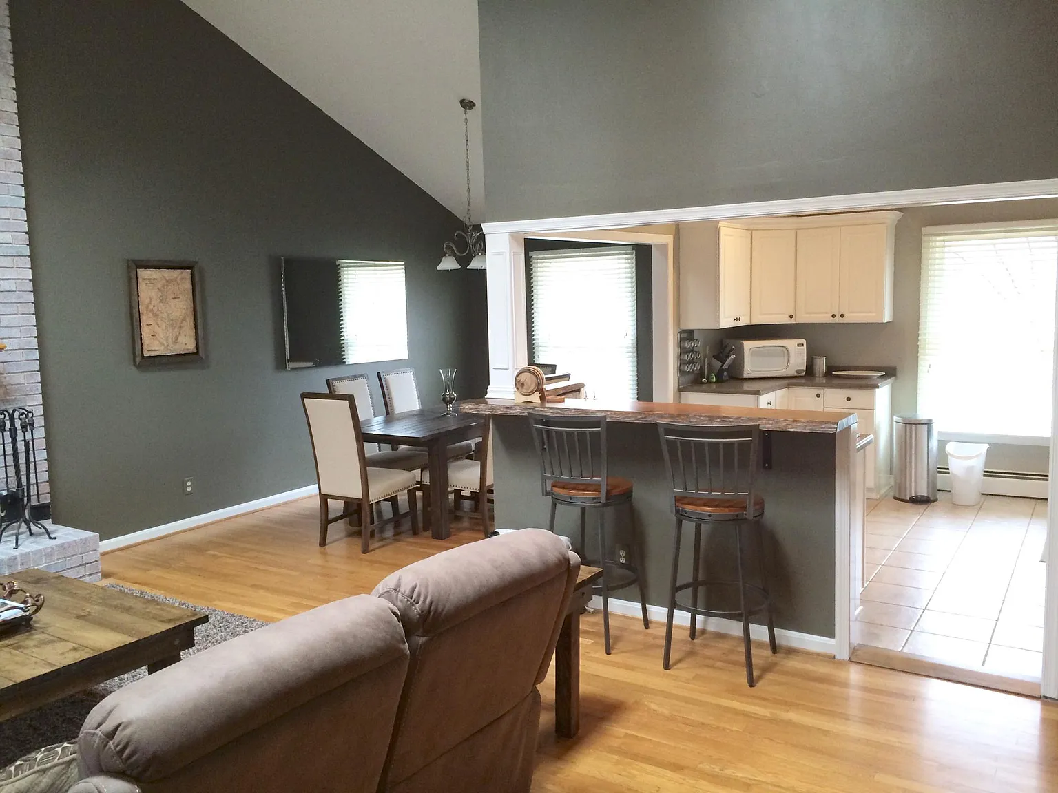 3 bed, 2400 sqft, $3,500 — Photo 4