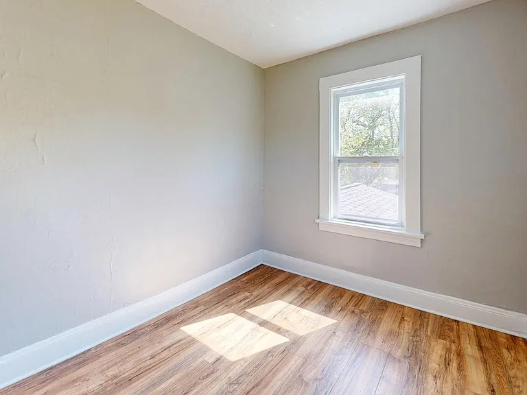 3149 W 32nd St — Photo 32