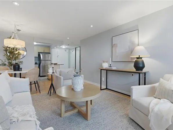6720 Glen Erin Dr #312, Mississauga, ON L5N 3K8