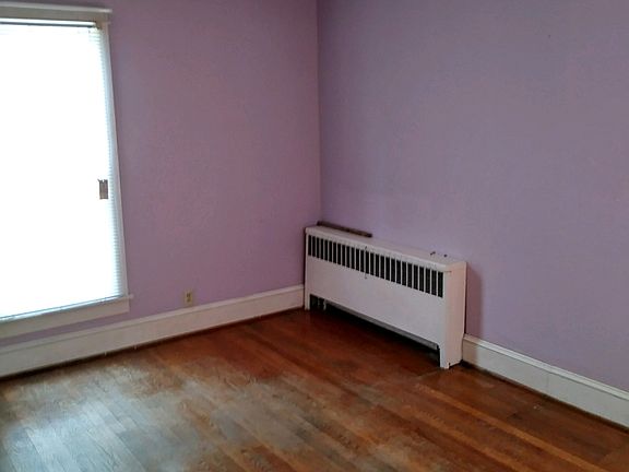 Large bedroom with 2 windows