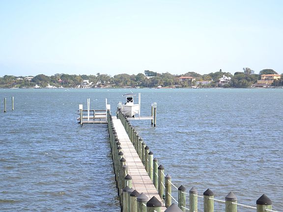 3rd image of 2005 SE Saint Lucie Blvd
