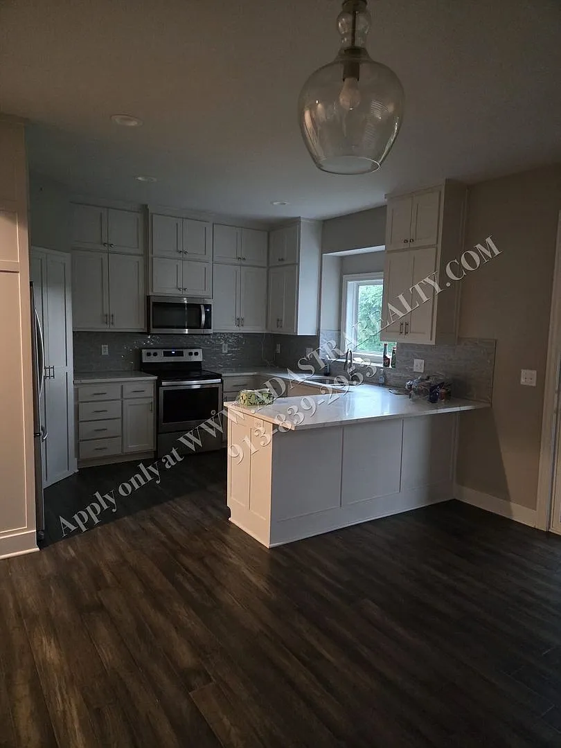 Beautiful Like New Townhome in De Soto-Coming SOON!! — Photo 3