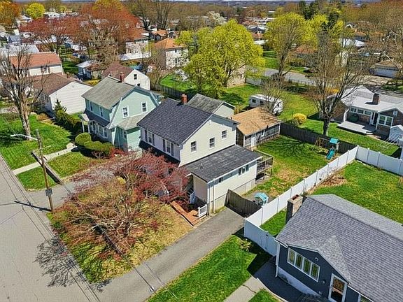3rd image of 90 Sweetbriar Ave