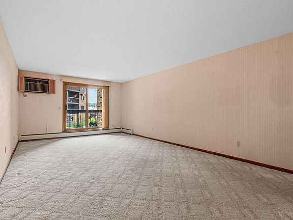 5th image of 999 41st Ave NE APT 114