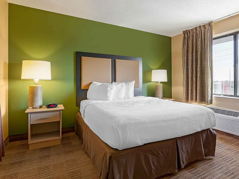 Deluxe Studio - 1 Queen Bed