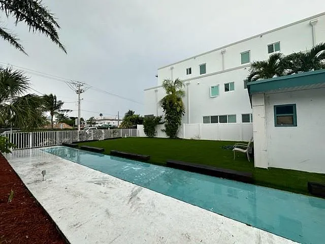 Studio, 550 sqft, $1,795 — Photo 3