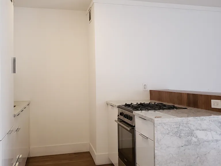 200 E 30th St #9K — Photo 4