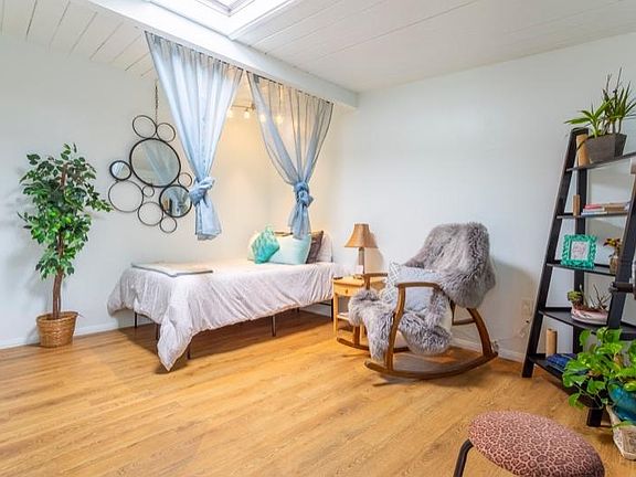 3rd image of 4718 Voltaire St #8