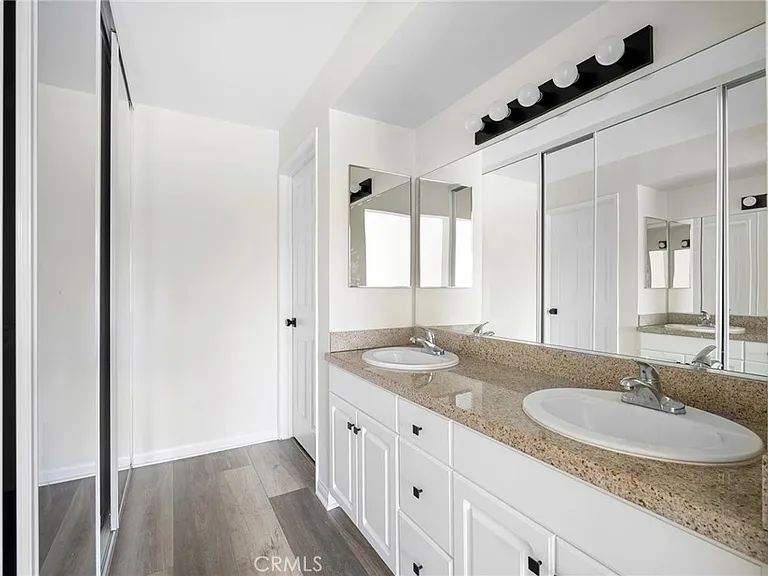 5565 Canoga Ave #307 — Photo 18