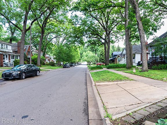 4th image of 735 Withington St