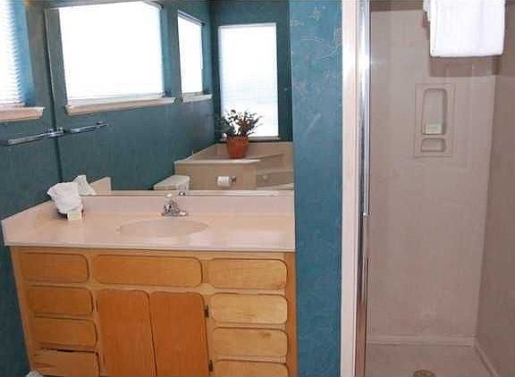 4th image of 80 Beach Dr E