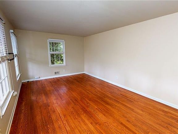 5th image of 630 Arlington Ter SE