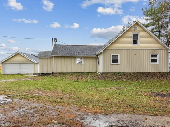1030 Poweshiek Iowa Rd, Belle Plaine, IA 52208