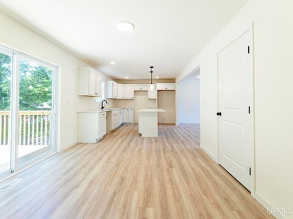 4th image of W5853 Springview Dr