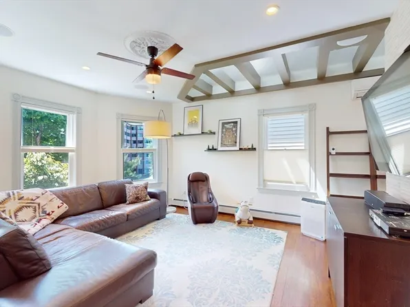70 Chestnut St #3, Brookline, MA 02445