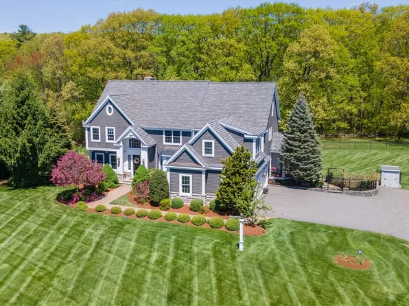 4 Nipmuc Ln, Southborough, MA 01772