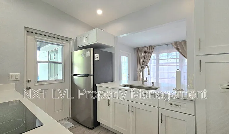 2348 Burton Ave — Photo 8