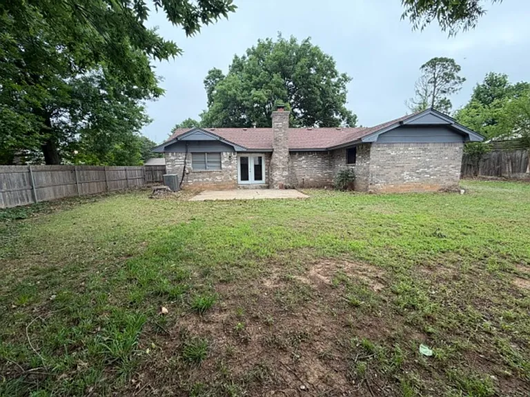 1918 Oakhill Dr — Photo 8