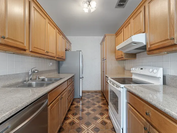 5414 Newcastle Ave APT 62, Encino, CA 91316