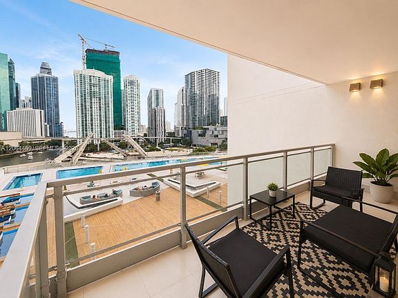 5th image of 92 SW 3rd St APT 1210