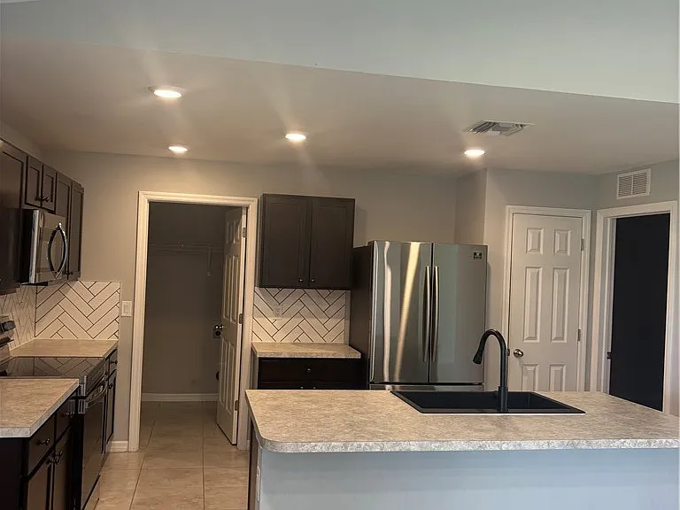 1143 NW 4th Pl — Photo 6