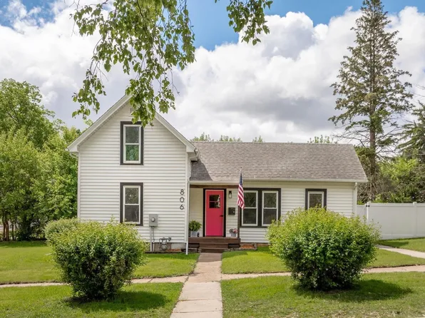 806 W 9th St, Cedar Falls, IA 50613