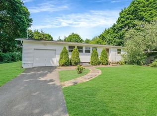 16 Ferret Ln, East Setauket, NY 11733