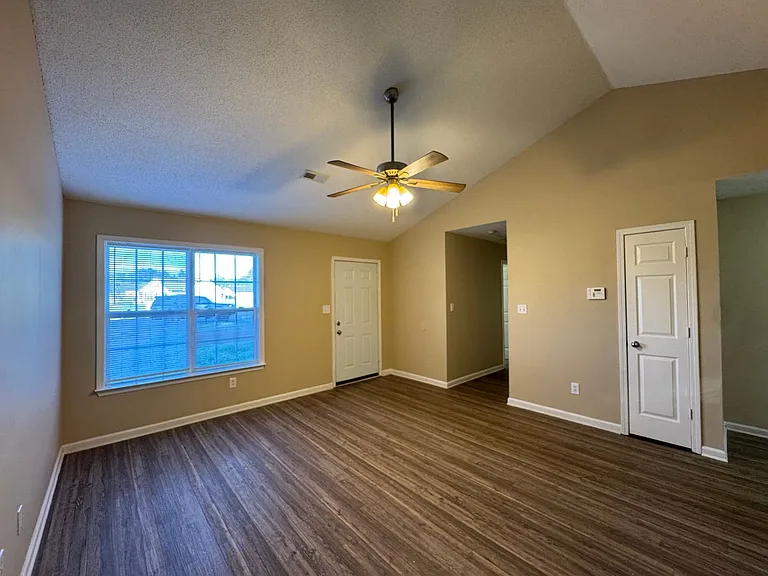 223 Faulkner Ct — Photo 5