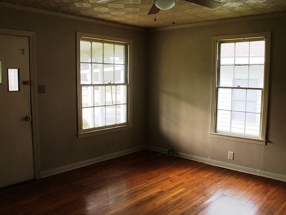 3rd image of 3205 Warren Ave
