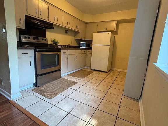 2nd image of 909 9th Ave N