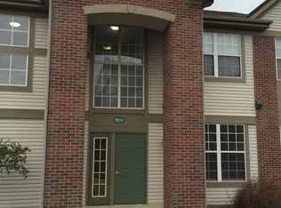 1674 Carlemont Dr APT B, Crystal Lake, IL 60014