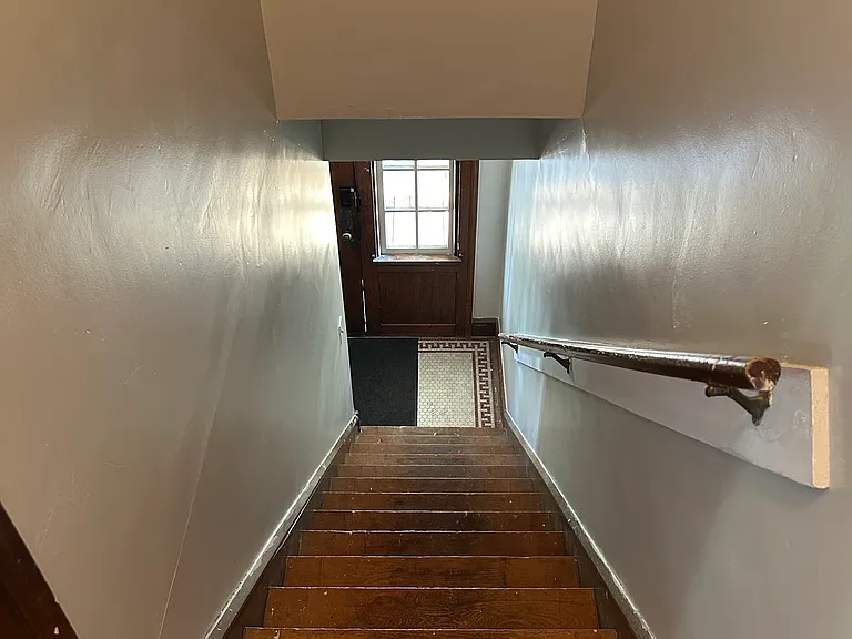 17416 Woodford Ave — Photo 2