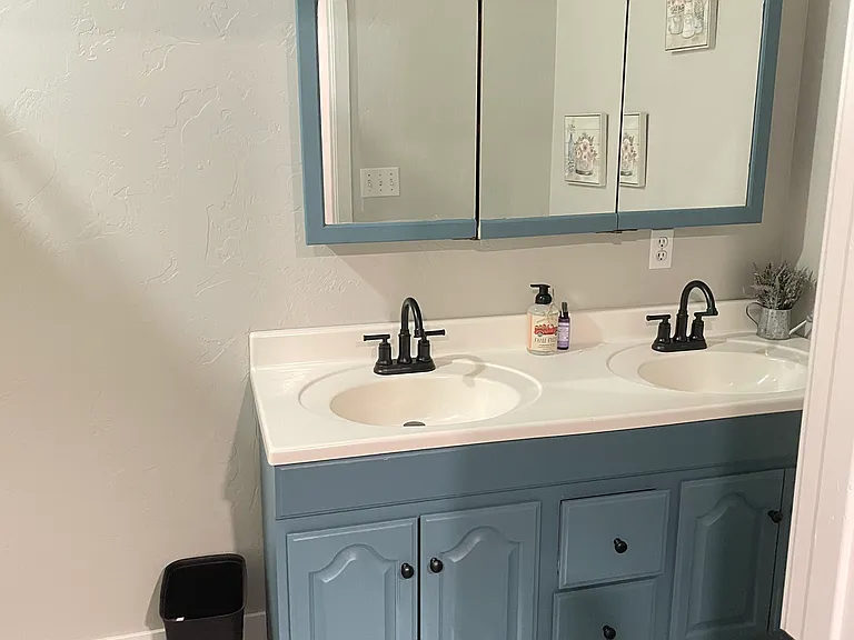 Primary bathroom with tub/shower