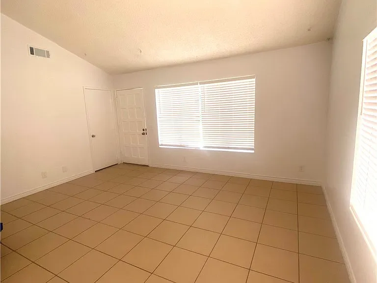 1463 W Cypress St — Photo 17