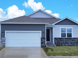 2729 Prairielight Dr, Hiawatha, IA 52233