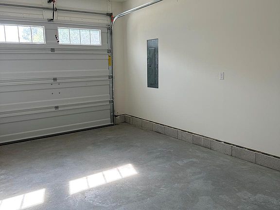 4th image of 109 East St