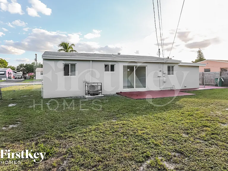 2441 NW 182nd Ter — Photo 15