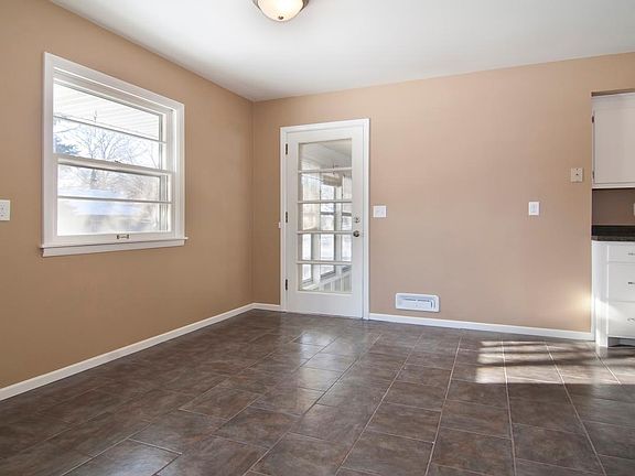 4th image of 625 Rosswood Ln N