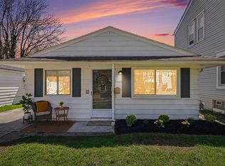 2189 Ridgemont Rd, Grosse Pointe Woods, MI 48236