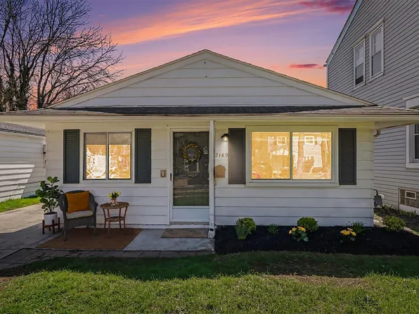 2189 Ridgemont Rd, Grosse Pointe Woods, MI 48236