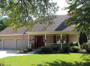 772 Greenway Ter, Hartland, WI 53029