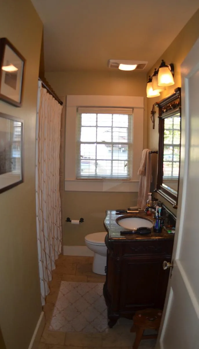 Bathroom - 412 Hargrove Rd E