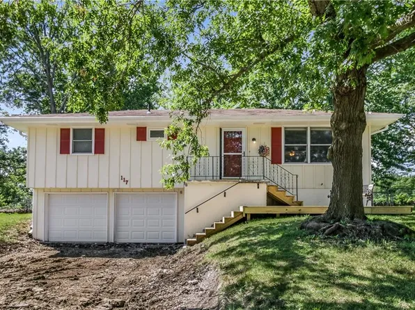 117 SW 21st St, Oak Grove, MO 64075