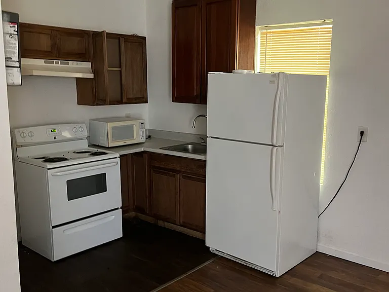 1216 E Union St — Photo 3